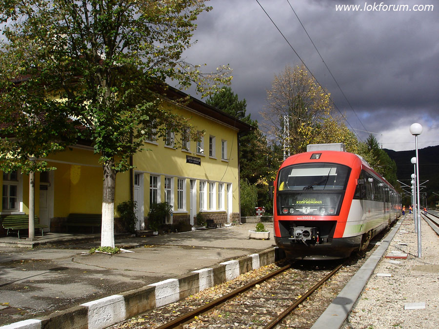 ЕМВ 30-027/028 на гара Долно Камарци