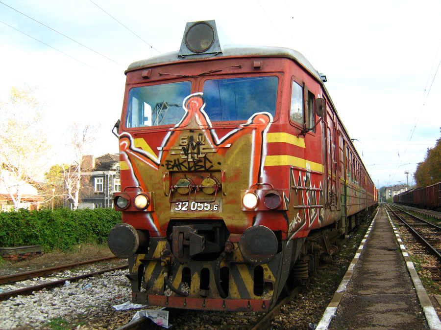 "Кралицата" 32-055/056 на гара Костенец