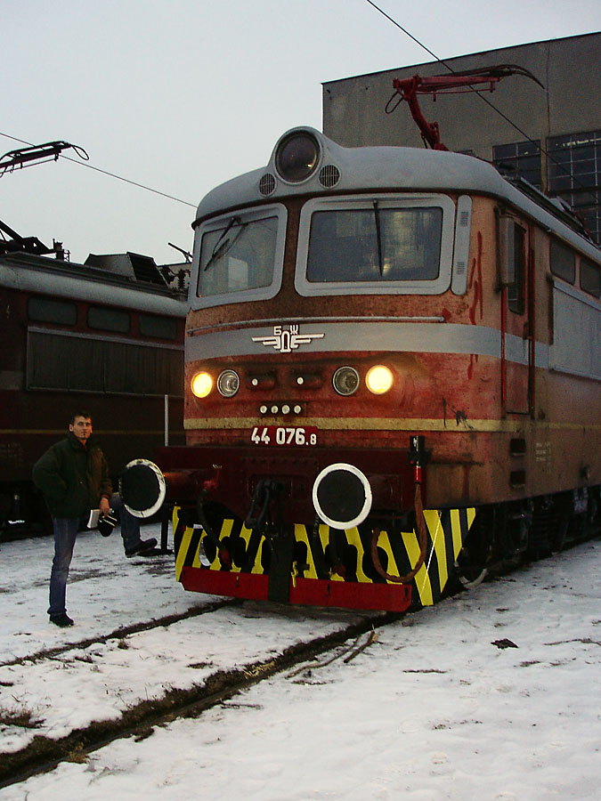 Баи жичкаджията на 44 076.8 доволно позира до плодовете на труда си