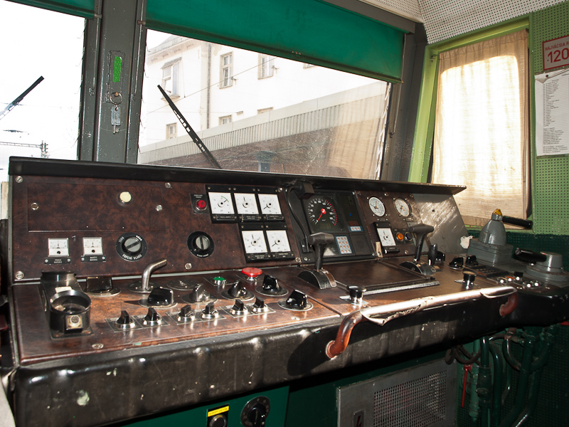 и 263 серия имали пултове.