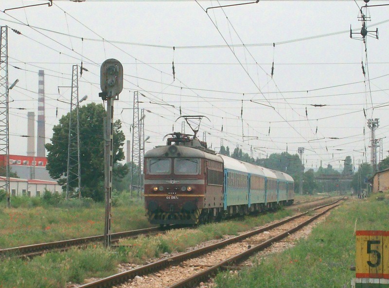44 087