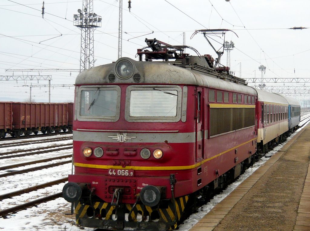 ПВ 90106 днес с два вагона