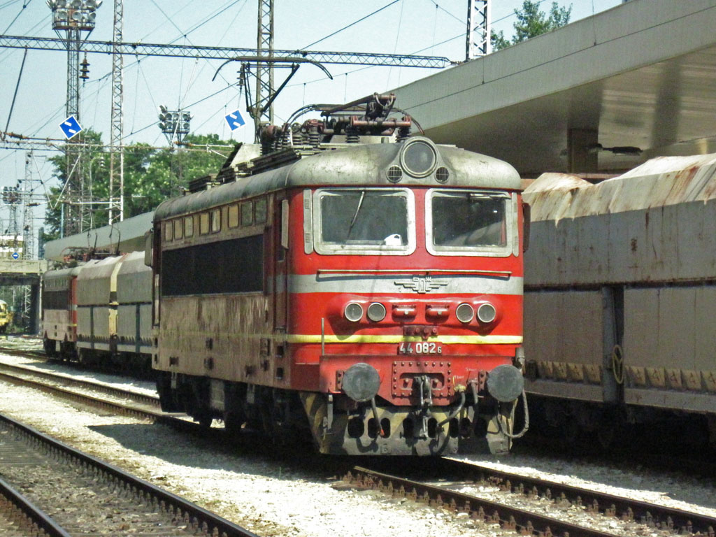 44 082